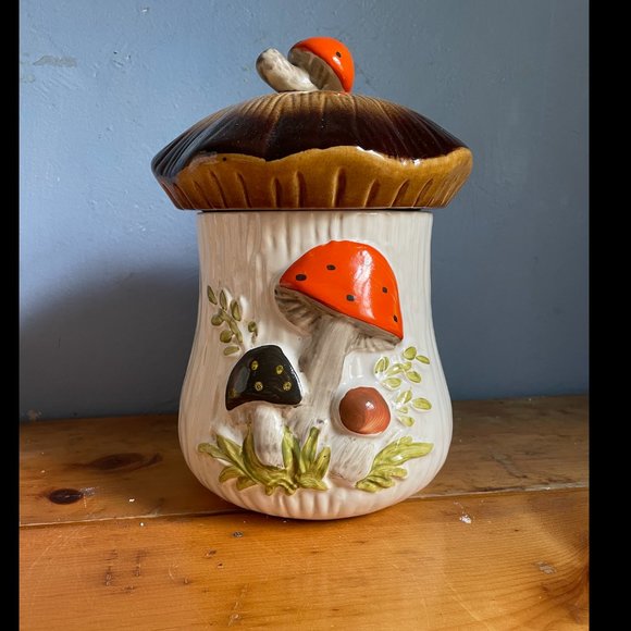 Sears Merry Mushroom Canister and salt and pepper shaker set - Picture 3 of 5